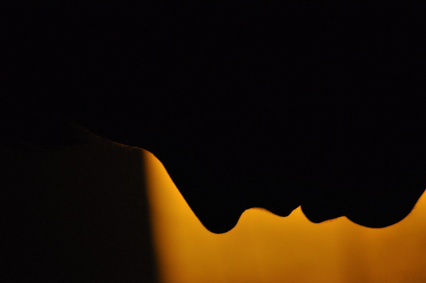 Gölge, gece lambasına karşı kadının yüzünü çiz. Odaklanma ve düşünceli olma. Konsantrasyon - Fotoğraf, Görsel