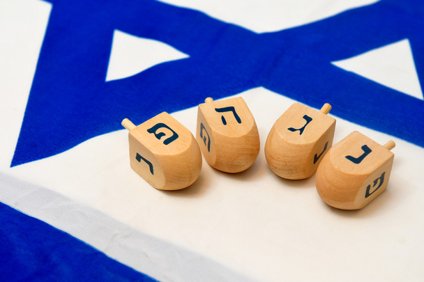 Bandera Israelí con Dreidels de Madera
 - Foto, Imagen