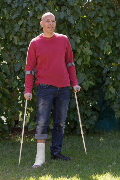 Junger Mann mit einem Bein in einem Garten - Foto, Bild