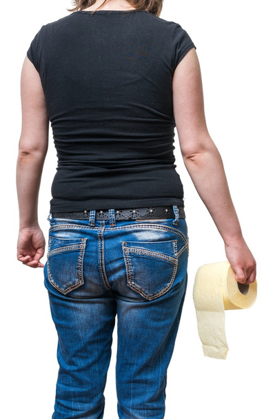 Vrouw lijdt aan diarree houdt wc-papier in de hand. geïsoleerd op witte achtergrond. - Foto, afbeelding