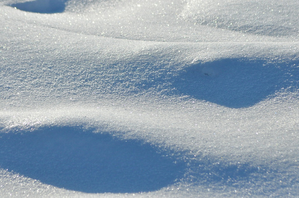 雪の縞。氷の上の雪。冬、霜。氷床 - 写真・画像