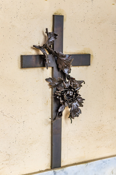 Çiçekli Katolik bronz haç - Fotoğraf, Görsel