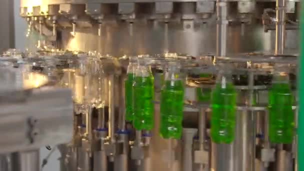 rozlewania lemoniady w plastikowych butelkach - Materiał filmowy, wideo