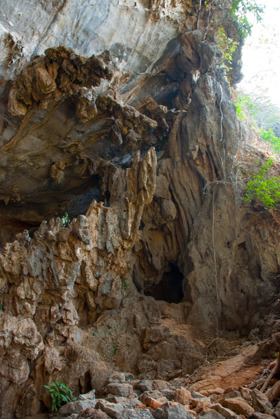 Μια αρχαία θρησκευτική σπηλιά. Η θέα από το εσωτερικό. HPa-An, Μιανμάρ. Βιρμανία. - Φωτογραφία, εικόνα