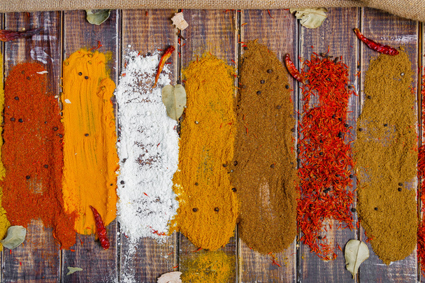 Wybór różnych przypraw szafran, kurkuma, curry. różnych przyprawach suchym na podłoże drewniane. - Zdjęcie, obraz