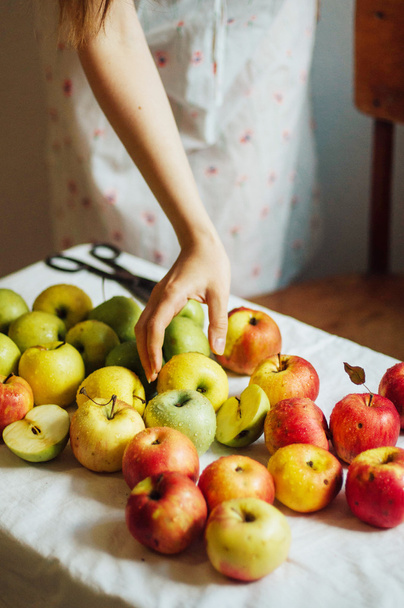Omenoita valkoisella pöydällä. Makea omenat pöydällä kirkas backgrou
 - Valokuva, kuva