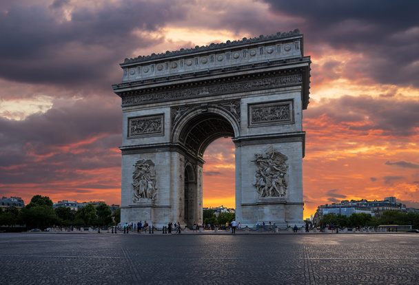 Триумфальная арка с ярким закатом
 - Фото, изображение