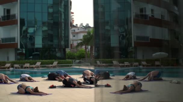 aula de ioga em grupo perto da piscina câmera lenta
 - Filmagem, Vídeo