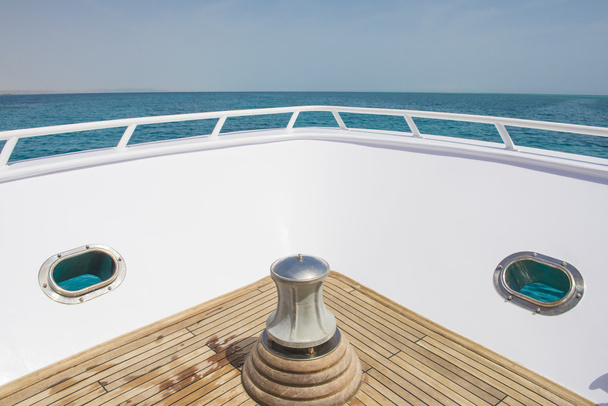 Pohled z luk luxusní jachtě tropické moře - Fotografie, Obrázek