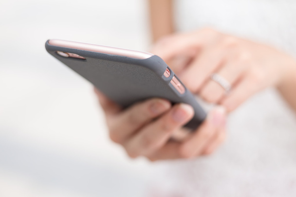 Femme envoyant des SMS sur le téléphone intelligent
 - Photo, image