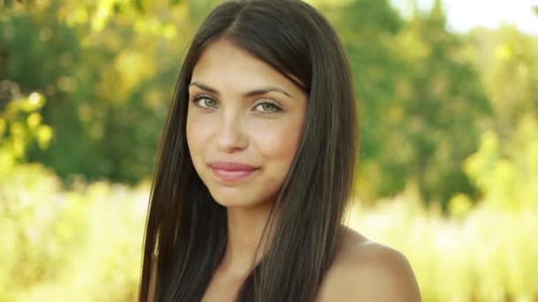Porträt aus nächster Nähe von jungen schönen Frau, auf grünem Hintergrund Sommer Natur. - Filmmaterial, Video