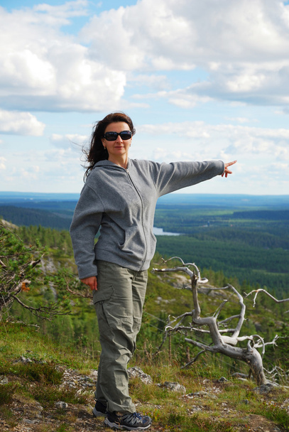 Woman on the green top of summer Ruka. - Foto, afbeelding