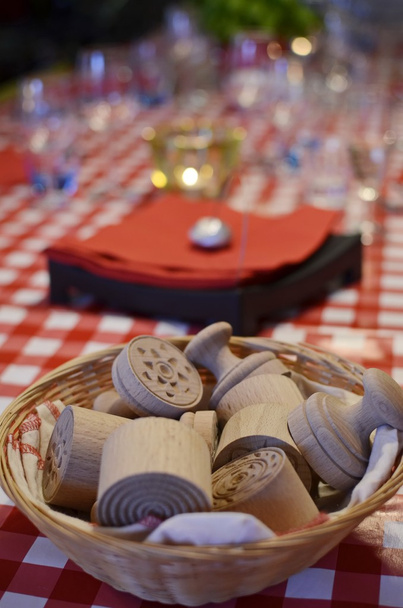 Carimbos de Corzetti em uma mesa de jantar
 - Foto, Imagem