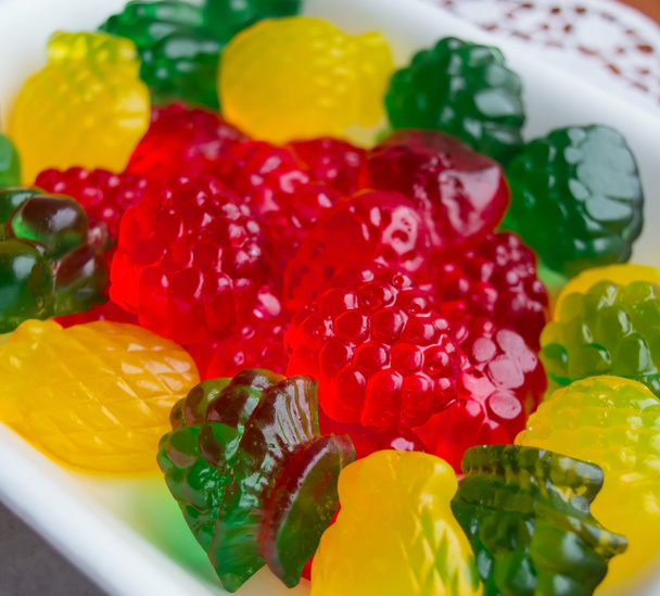 Bonbons à la gelée de fruits colorés sur une assiette blanche
 - Photo, image
