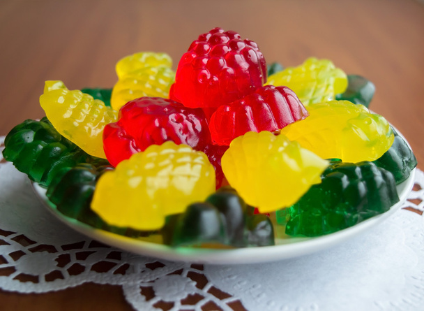 Цветные фруктовые конфеты на белой тарелке
 - Фото, изображение