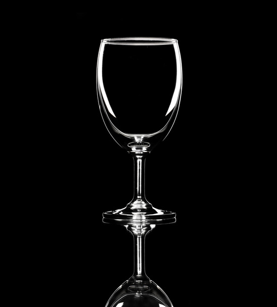 Um copo de vinho na escuridão vazia
. - Foto, Imagem