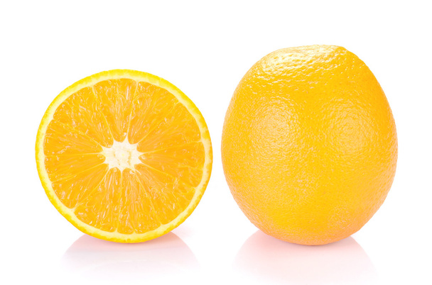 Свіжі шматочки апельсина на білому тлі
. - Фото, зображення