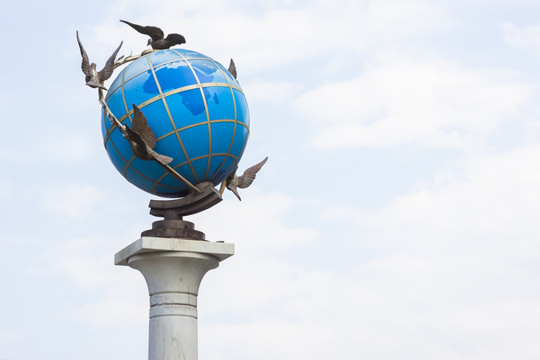 Dünya küre çevresindeki güvercinler ile - Fotoğraf, Görsel