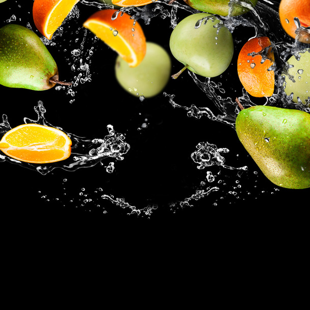 Appelsiini ja omenat hedelmät ja roiskevesi
 - Valokuva, kuva