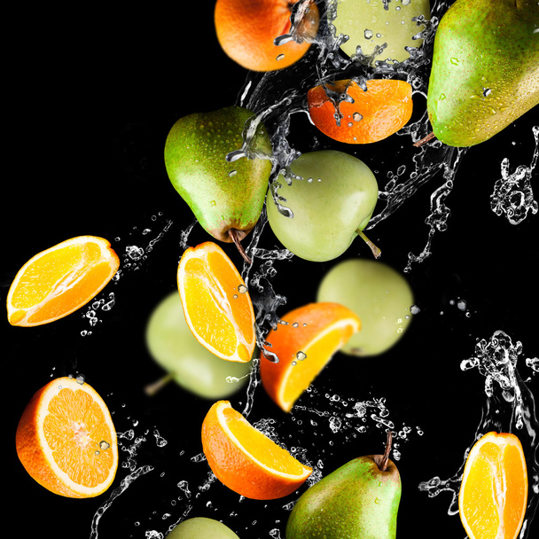 Orangen und Äpfel Früchte und Spritzwasser - Foto, Bild