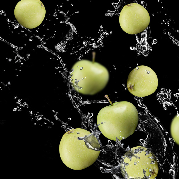 φρούτα μήλων και νερό Splashing - Φωτογραφία, εικόνα