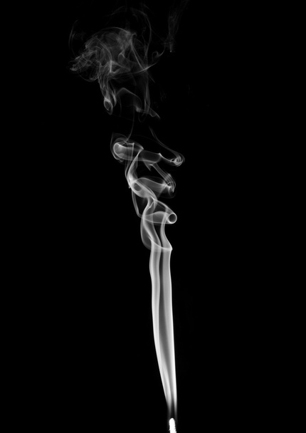 Siyah arkaplanda beyaz duman  - Fotoğraf, Görsel