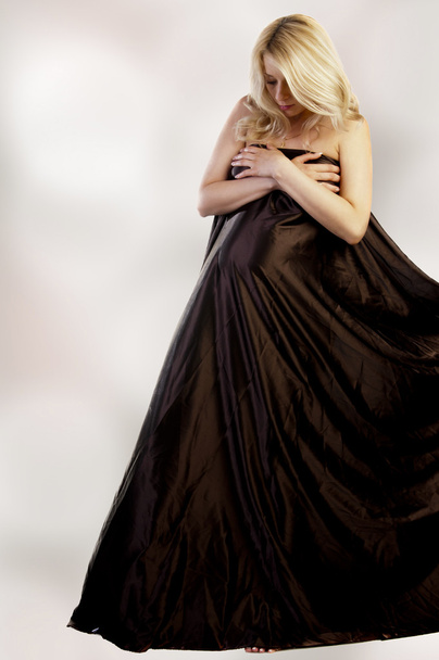Вагітна дівчина в довгій коричневій сукні
 - Фото, зображення