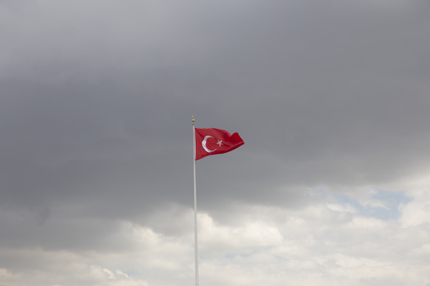 Turkse vlag blauwe hemel - Foto, afbeelding