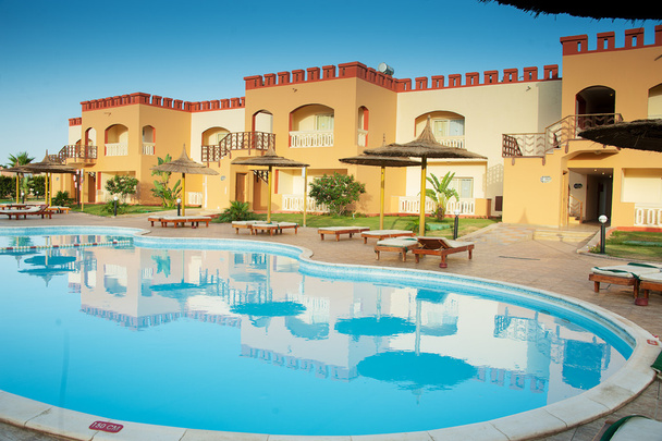 piscina del hotel del complejo tropical
 - Foto, imagen