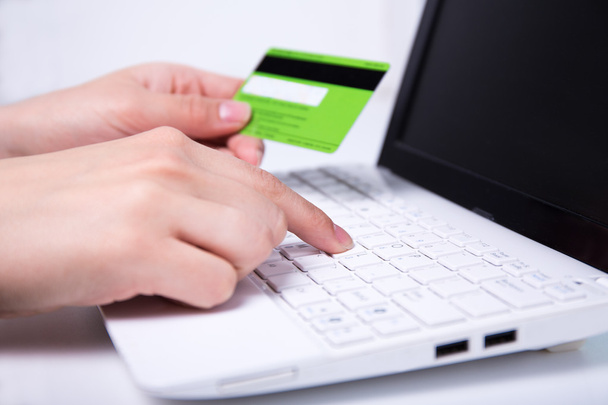 compras en Internet - laptop y las manos sosteniendo la tarjeta de crédito - Foto, Imagen