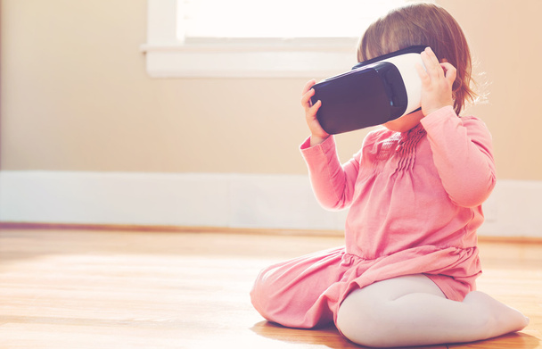 girl using a virtual reality headset - Fotoğraf, Görsel
