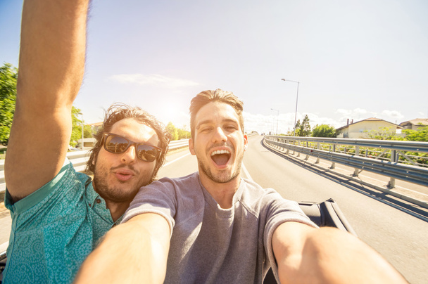 Amigos tirando selfie na viagem de carro
 - Foto, Imagem