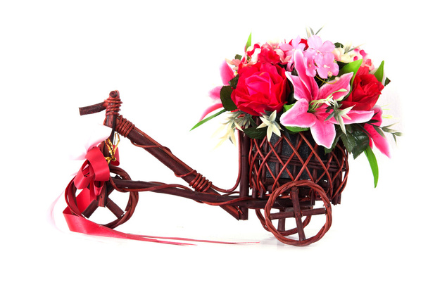 Fahrrad mit Blumen isoliert auf weißem Hintergrund  - Foto, Bild