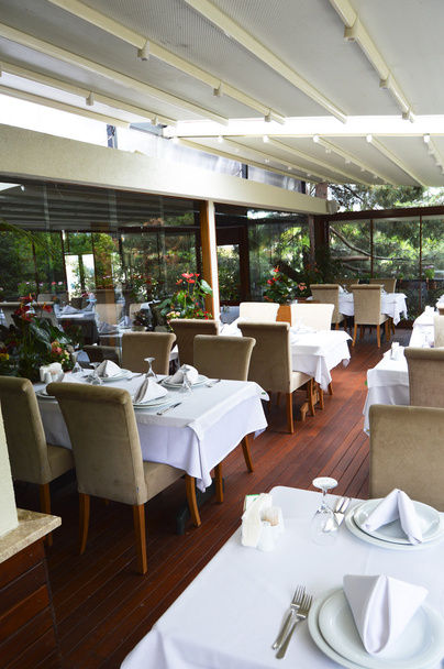 Restaurante, mesa y sillas vacías
 - Foto, Imagen