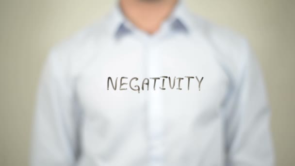 Powiedzieć nie, aby negatywności, człowiek pisania na przezroczyste ściany - Materiał filmowy, wideo