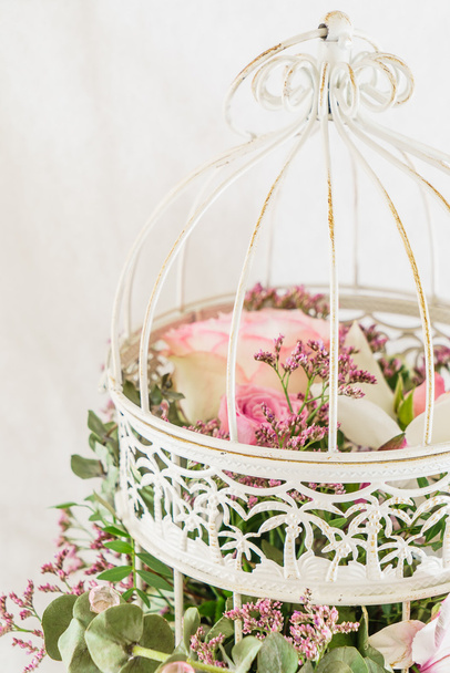 buquê de flores em uma jaula
 - Foto, Imagem