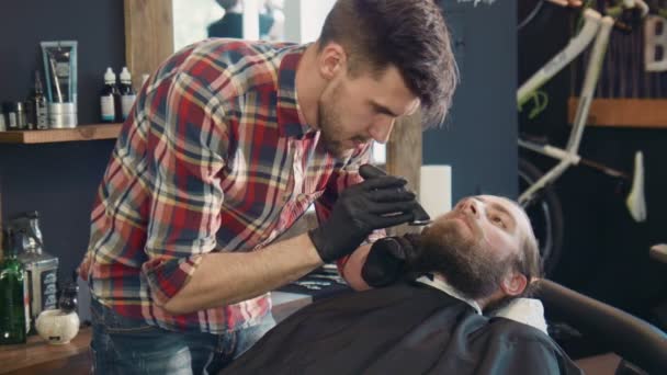 Kapper trimmen mans baard - Video