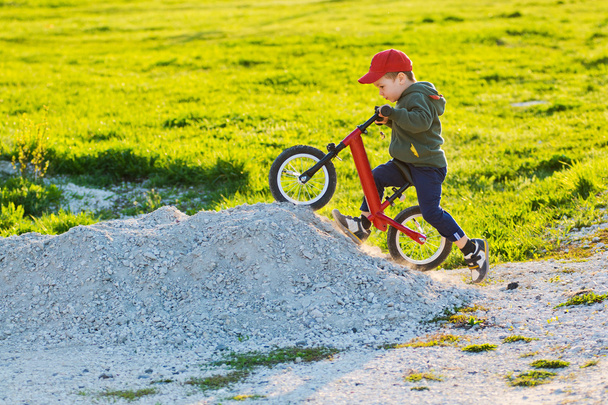 子供自転車のバランスを山を登ってください。 - 写真・画像