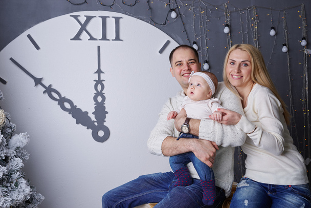 family with big watch on background - Foto, immagini