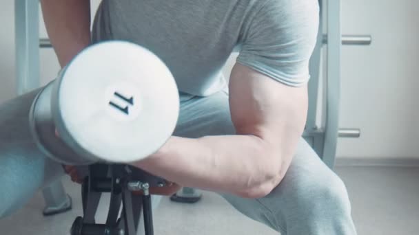 Man doing dumbbell concentration curl - Footage, Video
