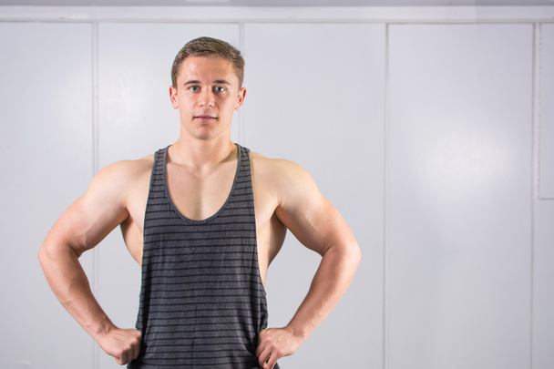 Porträt eines selbstbewussten und maskulinen Mannes im Fitnessstudio - Foto, Bild
