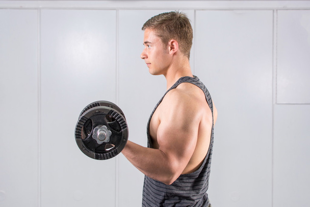 Wykonywanie treningu bicepsów człowieka - Zdjęcie, obraz