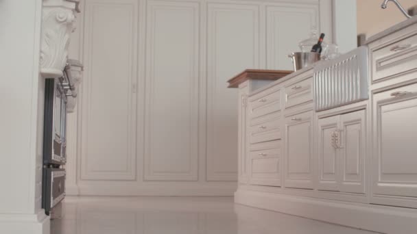 Sledování snímku luxusní kuchyně - Záběry, video