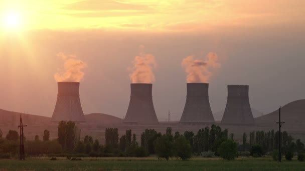 Zonsondergang stralen over koeltorens van kernenergie plant emitterende stoom - Video