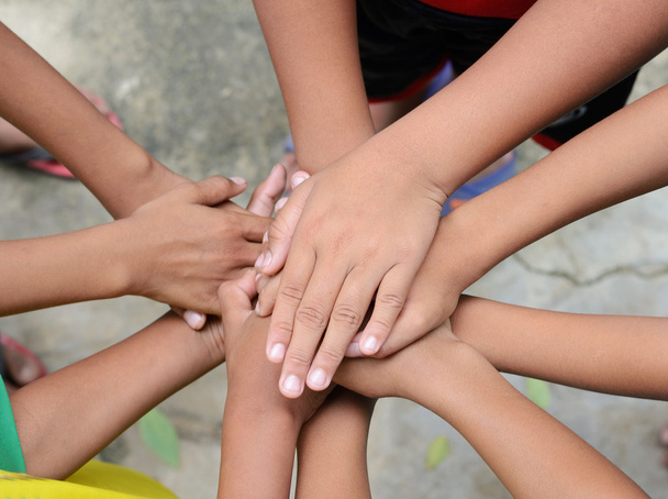 Группа рук, держащихся вместе
 - Фото, изображение