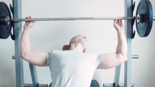 Strong sportsman doing biceps curls with barbell - Filmagem, Vídeo
