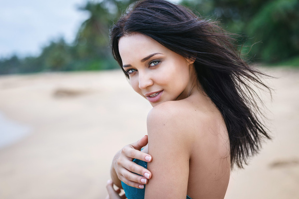 Красива жінка в сексуальному бікіні на пляжі
 - Фото, зображення
