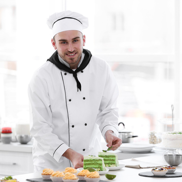 Chef working at kitchen - Foto, afbeelding