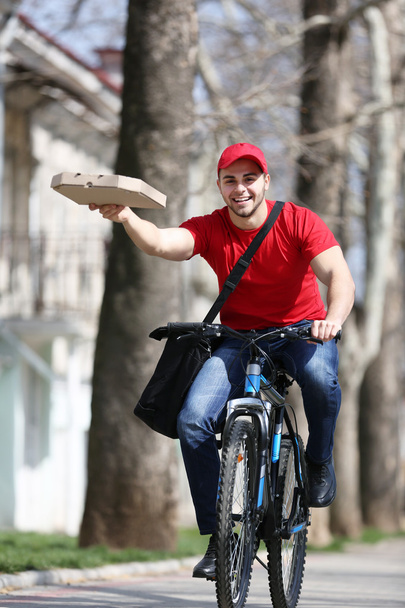 man with bike delivering pizza - Foto, afbeelding