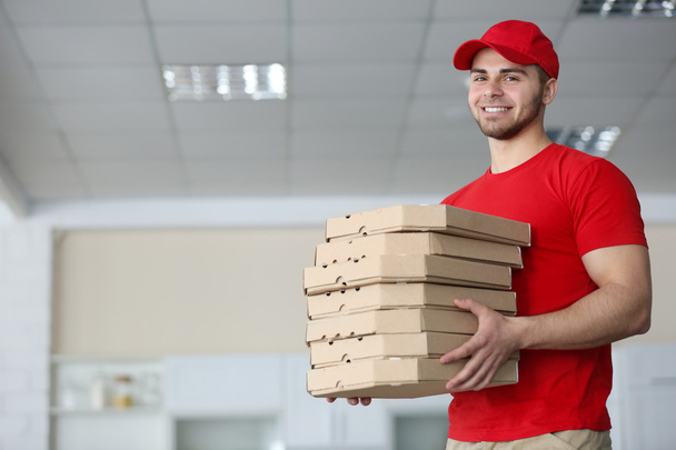 красавчик, доставляющий пиццу
 - Фото, изображение